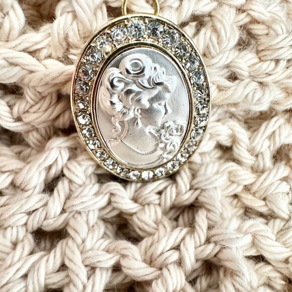 Crochet Shawl Scarf Triangle Beige Cotton Yarn with Pendant, Brand New Handmade - Picture 3 of 6